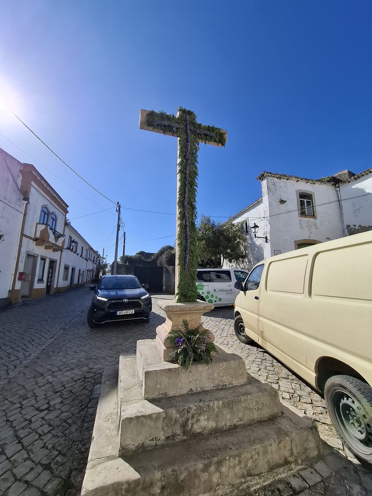 Largo principal de entrada, Carvalhal