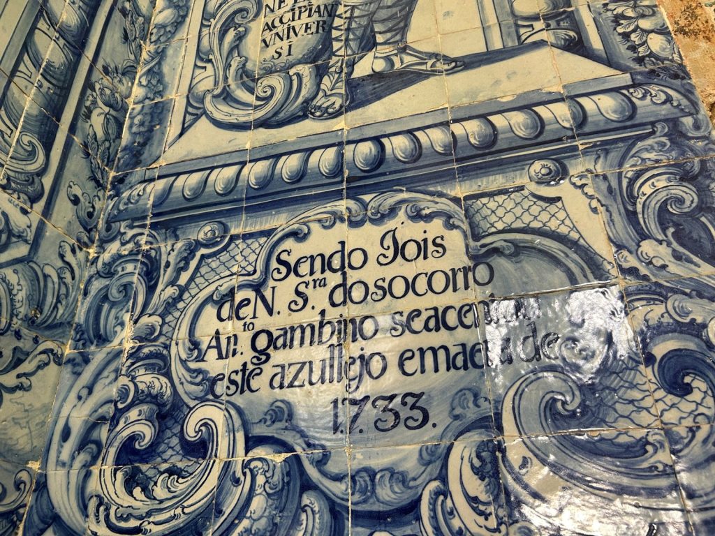 Azulejo da Ermida de Nossa Senhora do Socorro com o nome de António Gambino e a data de 1733