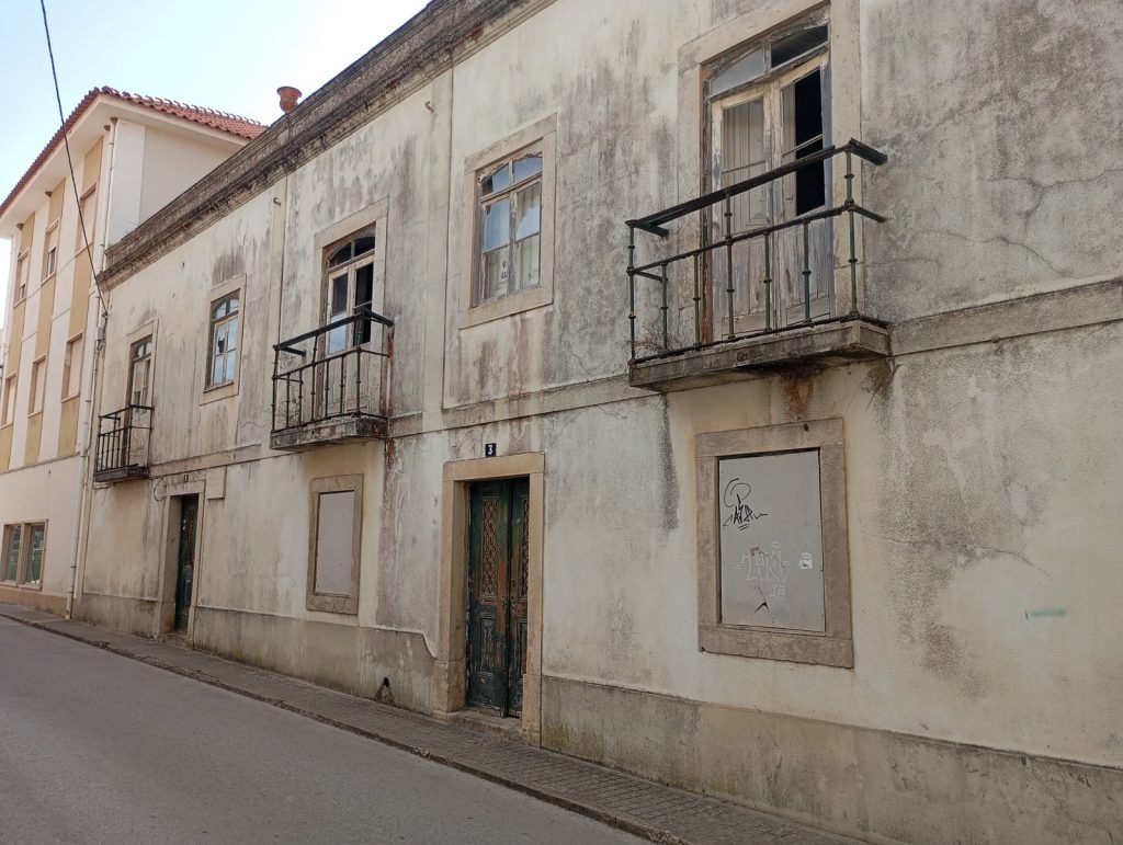 Fachada da antiga casa dos Lafetá Aranha, primeira Câmara Municipal do Bombarral, na Rua da Madalena