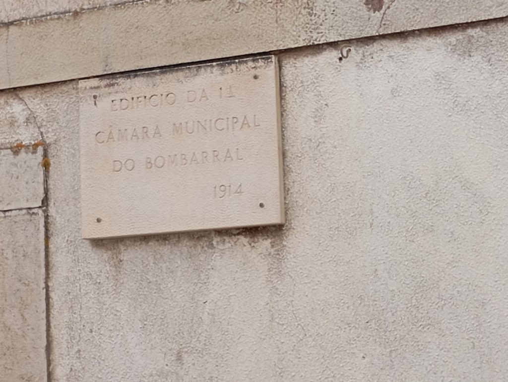 Placa na fachada: Edifício da 1.ª Câmara Municipal do Bombarral, 1914